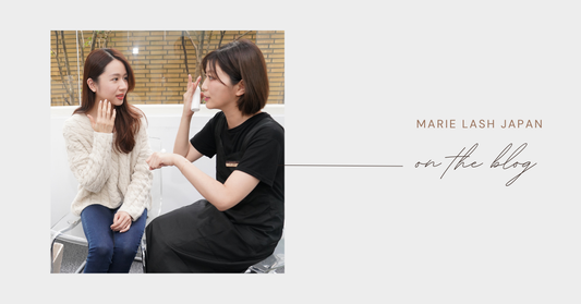 お客様に次回提案を行うアイリストの写真