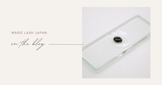 グルーの固まりを防ぎ鮮度を保つマツエク用フッ素加工グループレートの使用イメージ