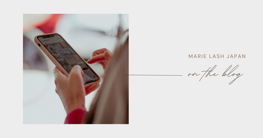 インスタグラムの画面を見ながらサロン集客を検討している様子の画像