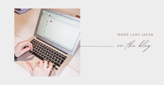 ノートパソコンを操作している手元の写真