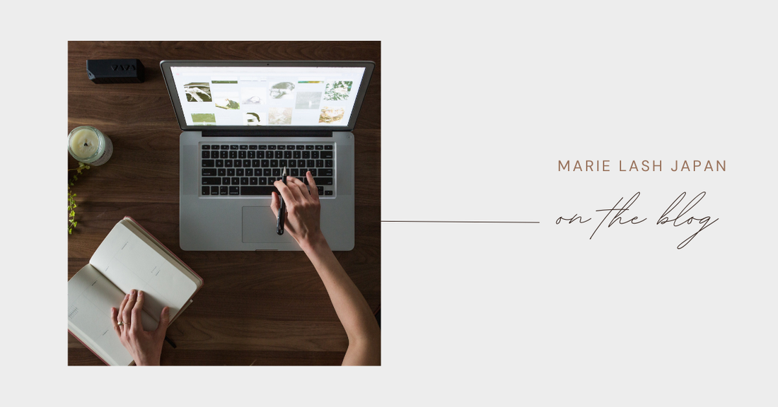 ノートPCと手帳を使ってサロン導線を見直しているオーナーのイメージ写真