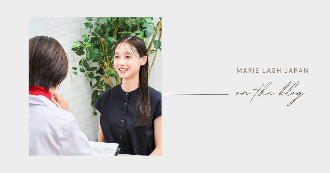 サロンオーナーとスタッフが1on1面談で笑顔で話している様子