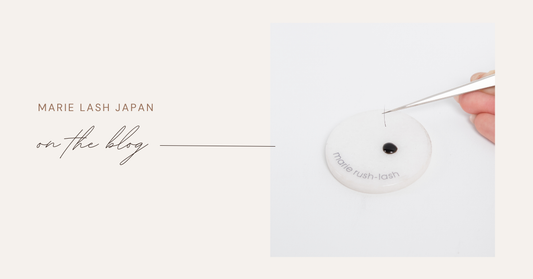 エクステ根元に丸みのあるグルーが付着した、持ちが安定しやすい正しいグルー量の例