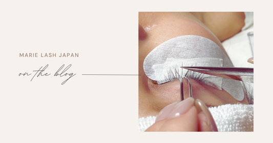 マツエク施術でウォーターアイシートを使用している様子