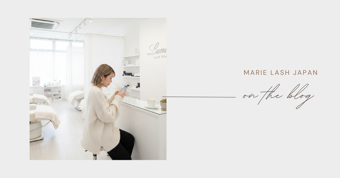 予約につながる発信の流れを確認しながらスマートフォンでSNSを操作するサロンオーナー