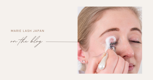 マツエク施術前に行うアイシャンプーの洗浄工程を説明するイメージ画像