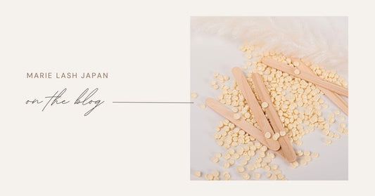 プロ仕様のアイブロウワックスとスパチュラ