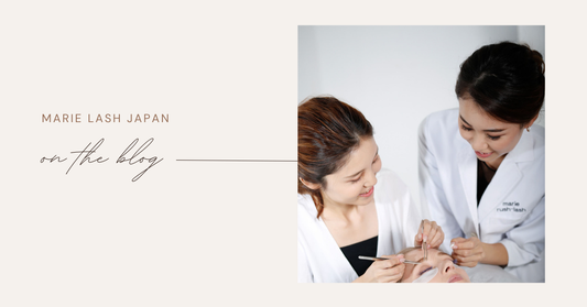 採用後の研修を行う美容サロンの施術現場