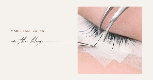 マツエクを自まつ毛の上に装着している様子。安全で持ちがよい付け方を解説。