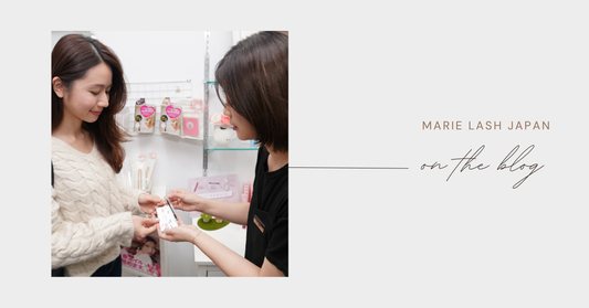 次回予約を取って帰るお客様と施術者の手元と予約カードの写真