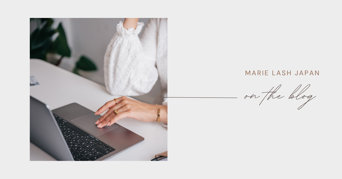 サロンオーナーがパソコンでLINEを設定する様子