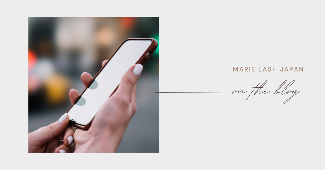 スマホからLINEで予約をする様子