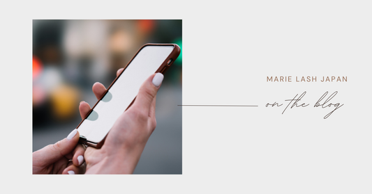 スマホからLINEで予約をする様子