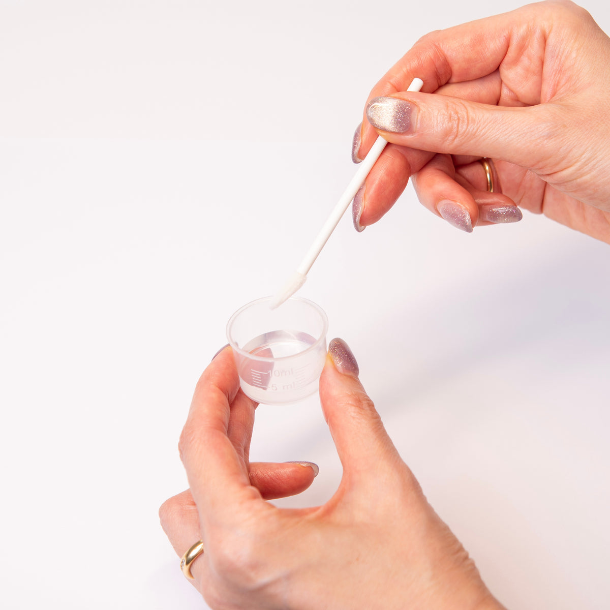 前処理剤を使い捨てミニカップに出して使用する様子
